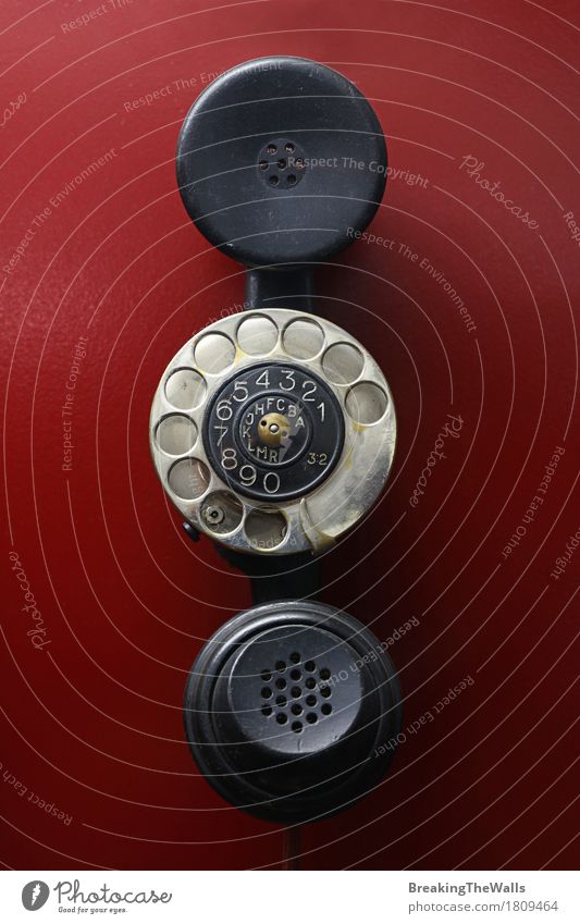 Weinlese verdrahtete Hörer mit Vorwahlknopfring auf rotem Hintergrund Telefon Technik & Technologie Fortschritt Zukunft Telekommunikation