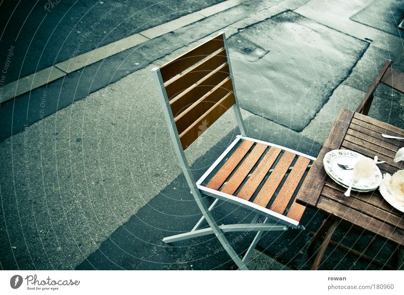 straßencafe Farbfoto Außenaufnahme Menschenleer Textfreiraum links Tag Lebensmittel Ernährung Kaffeetrinken Geschirr Teller Besteck nass Stuhl Tisch Straße