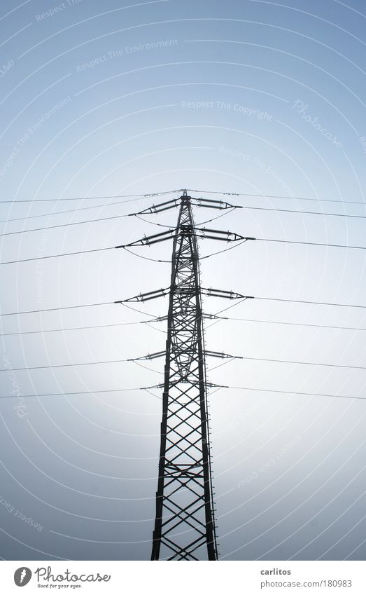 Strommast | CO2 ... ich bin so frei Farbfoto Außenaufnahme Textfreiraum oben Hintergrund neutral Energiewirtschaft Energiekrise Sonnenlicht Nebel tragen fest