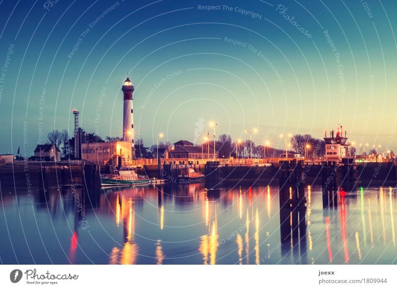 Gestern ein Licht Wasser Himmel Ouistreham Frankreich Kleinstadt Leuchtturm Hafen leuchten hell hoch schön ruhig Idylle Sicherheit Normandie Farbfoto mehrfarbig