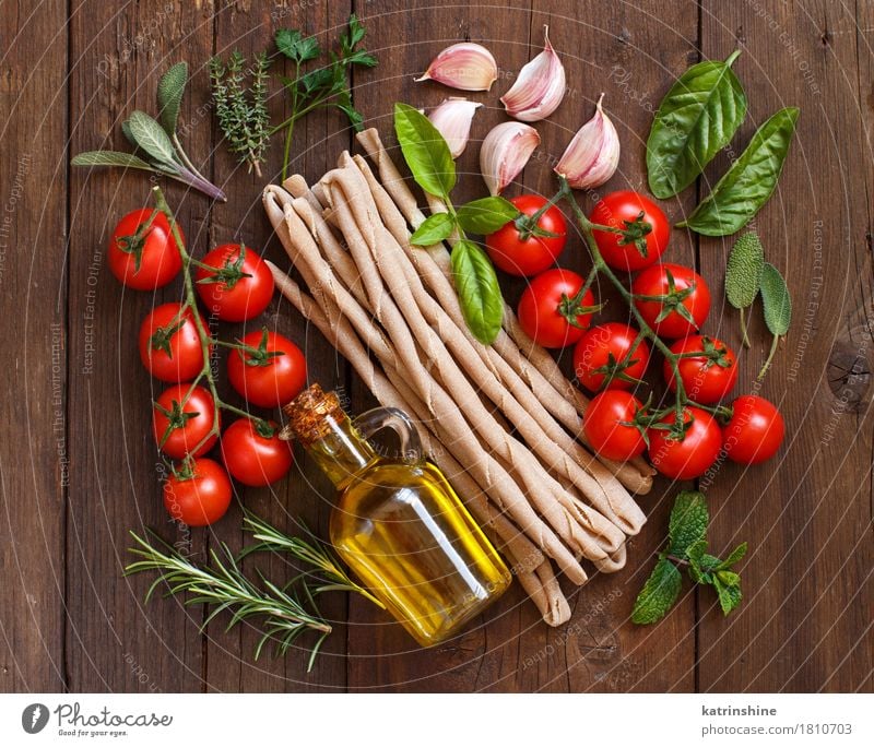 Vollkornnudeln, Gemüse, Kräuter und Olivenöl Teigwaren Backwaren Kräuter & Gewürze Vegetarische Ernährung Diät Italienische Küche Flasche Löffel Tisch Blatt