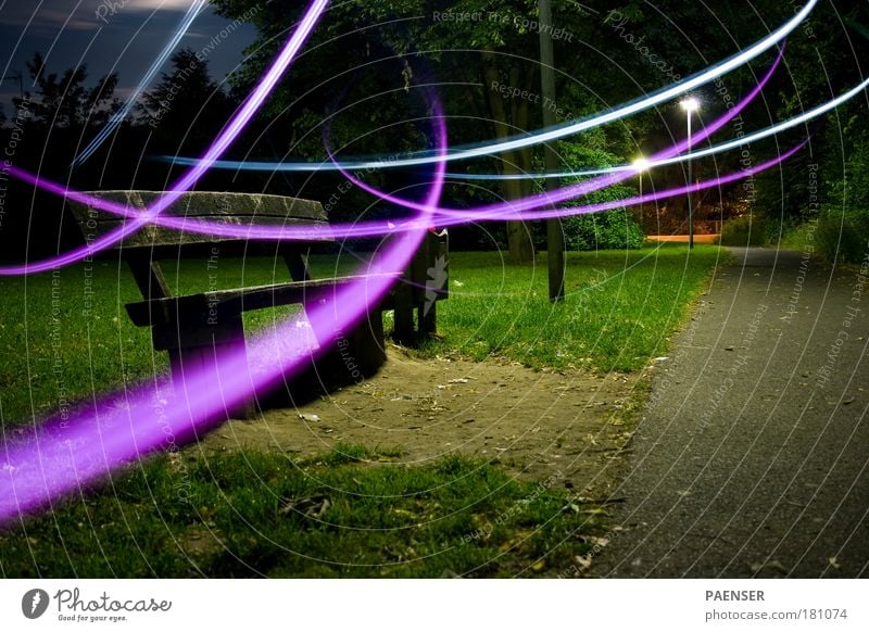 Nachtgespenst Farbfoto Außenaufnahme Experiment abstrakt Menschenleer Textfreiraum rechts Textfreiraum unten Kunstlicht Langzeitbelichtung