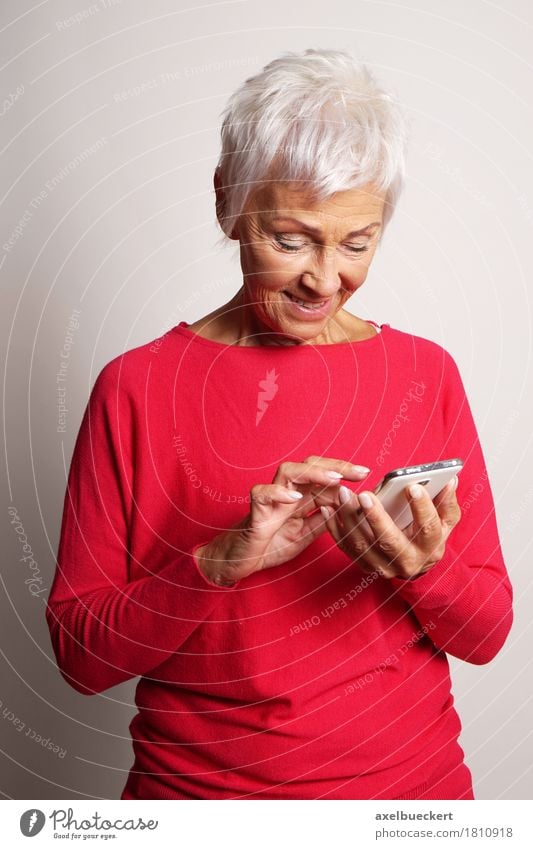ältere Frau mit Smartphone Lifestyle Telefon Funktelefon PDA Technik & Technologie Telekommunikation Internet Mensch Erwachsene Weiblicher Senior Großmutter 1