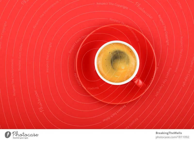 Espressokaffee in der roten Schale mit Untertasse auf roter, Draufsicht Frühstück Kaffeetrinken Getränk Heißgetränk Becher Gesunde Ernährung rebellisch stark