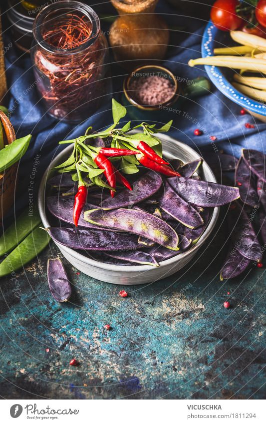 Lila Erbsenschoten mit Zutaten fürs Kochen Lebensmittel Gemüse Kräuter & Gewürze Ernährung Bioprodukte Vegetarische Ernährung Diät Geschirr Stil Design