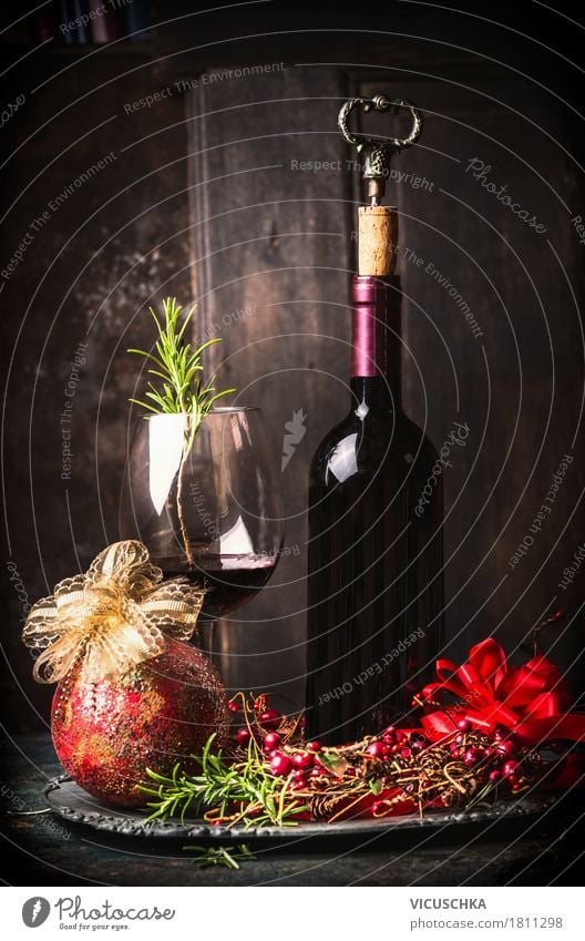 Rotwein mit festlichen Weihnachtsdekoration Festessen Getränk trinken Wein Flasche Glas Reichtum Stil Design Freude Winter Häusliches Leben Innenarchitektur