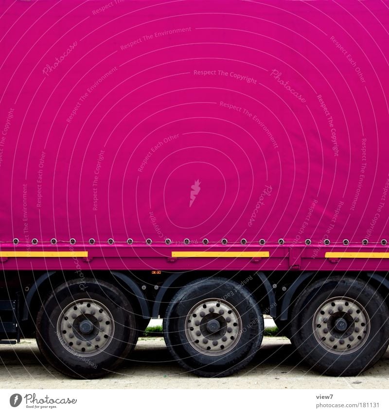 Mein Laster: pink. Farbfoto Außenaufnahme Detailaufnahme Menschenleer Textfreiraum oben Licht Starke Tiefenschärfe Totale Verkehr Verkehrsmittel