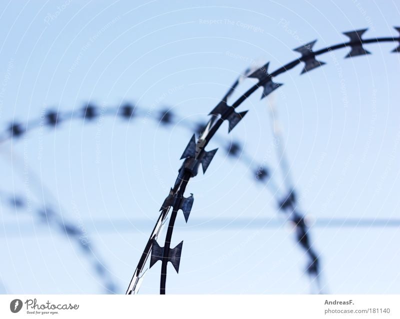 Guantanamo Farbfoto Außenaufnahme Metall kalt stachelig blau Sicherheit Schutz Rechtschaffenheit Stacheldraht Stacheldrahtzaun Justizvollzugsanstalt Zaun