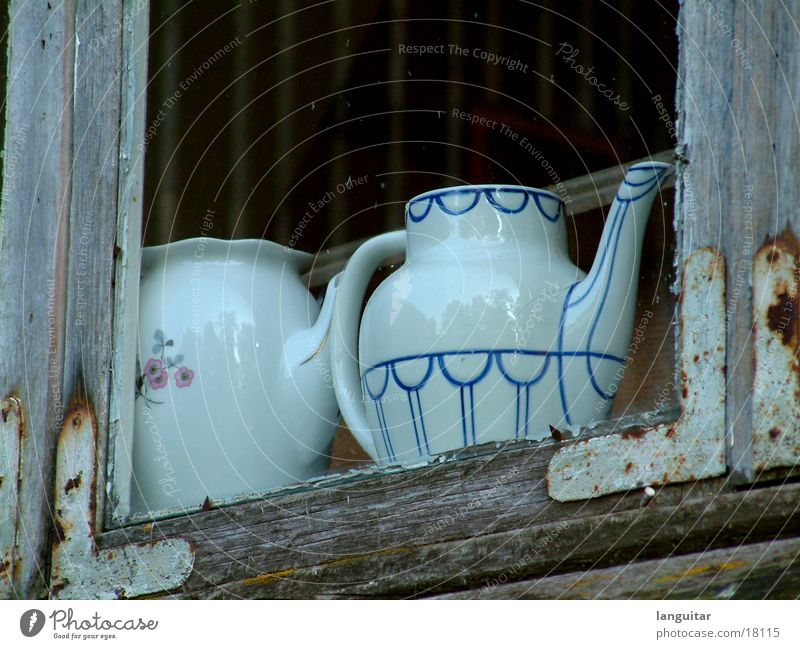 Teekanne Fenster morsch Häusliches Leben Kaffekanne alt Fensterscheibe