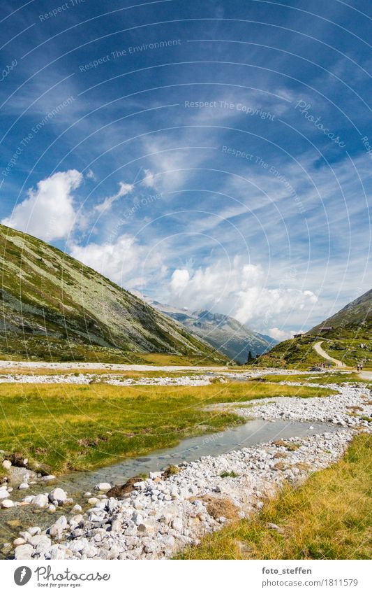 Hochebene in den Alpen Ausflug Berge u. Gebirge wandern Landschaft Luft Wasser Himmel Wolken Horizont Sommer Klima Wetter Schönes Wetter Dürre Gras Bach