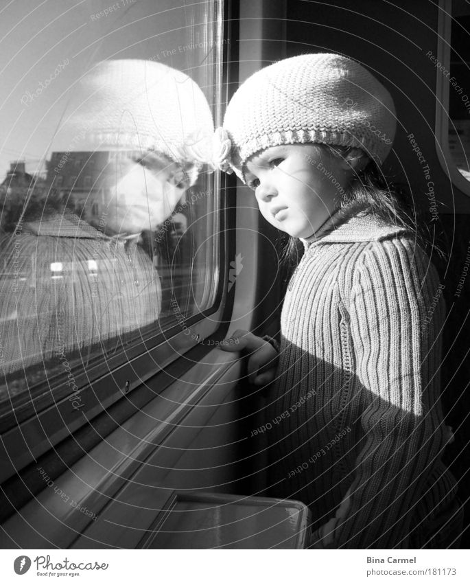 Ein Augenblick der Perle Schwarzweißfoto Innenaufnahme Tag Porträt Oberkörper Wegsehen Mädchen Kindheit 1 Mensch 3-8 Jahre S-Bahn U-Bahn Zugabteil Mütze