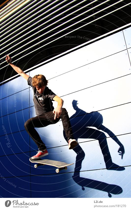 SCHATTEN-SKATER V Skateboarding Sport Aktion Wand Schatten Trick blau Silhouette sportlich Hand Arme Sonnenlicht Lichtspiel modern Architektur Punk springen