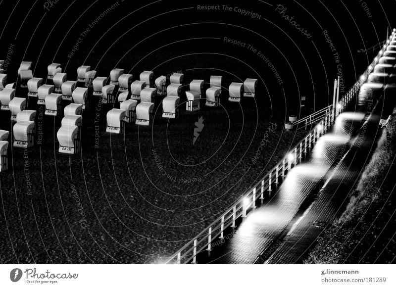 Raum Schwarzweißfoto Außenaufnahme abstrakt Muster Strukturen & Formen Menschenleer Nacht Licht Schatten Kontrast Silhouette Reflexion & Spiegelung