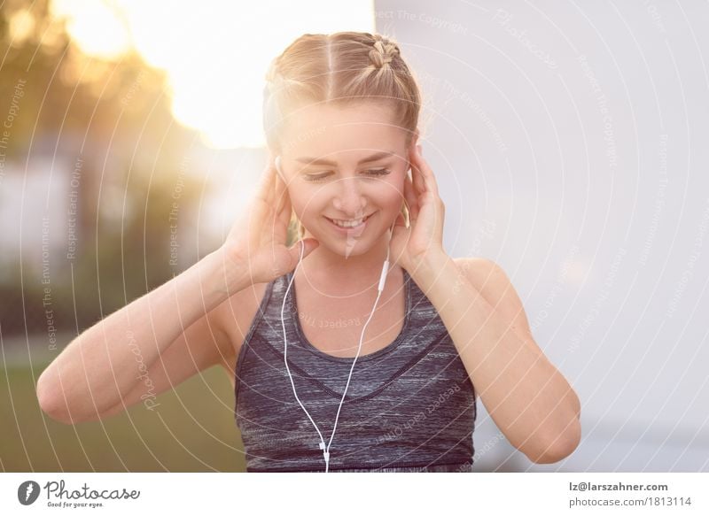 Attraktive junge Frau mit einem reizenden Lächeln Lifestyle Glück schön Gesicht Sommer Musik Erwachsene 1 Mensch 18-30 Jahre Jugendliche blond Fitness hören