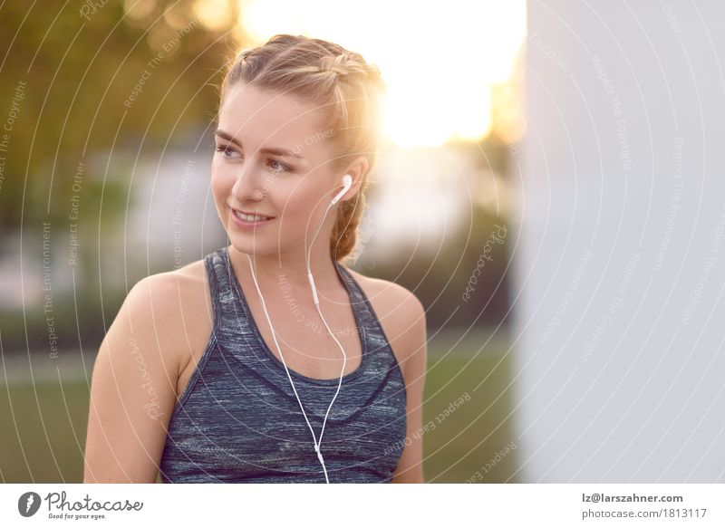 Attraktive junge Frau mit Kopfhörern hörend Musik Lifestyle Glück schön Gesicht Sommer Erwachsene 1 Mensch 18-30 Jahre Jugendliche blond Fitness Lächeln