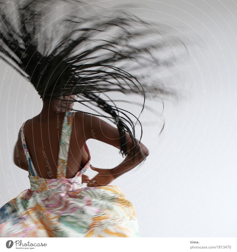 Tempo | Ecstasy feminin Frau Erwachsene 1 Mensch Kleid schwarzhaarig langhaarig Locken Bewegung Tanzen ästhetisch außergewöhnlich schön wild Freude Lebensfreude