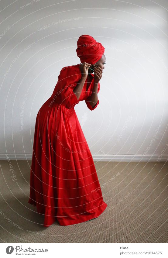 . Raum feminin Frau Erwachsene 1 Mensch Kleid Schmuck Kopftuch festhalten stehen ästhetisch schön rot Willensstärke Leidenschaft Wachsamkeit geduldig ruhig