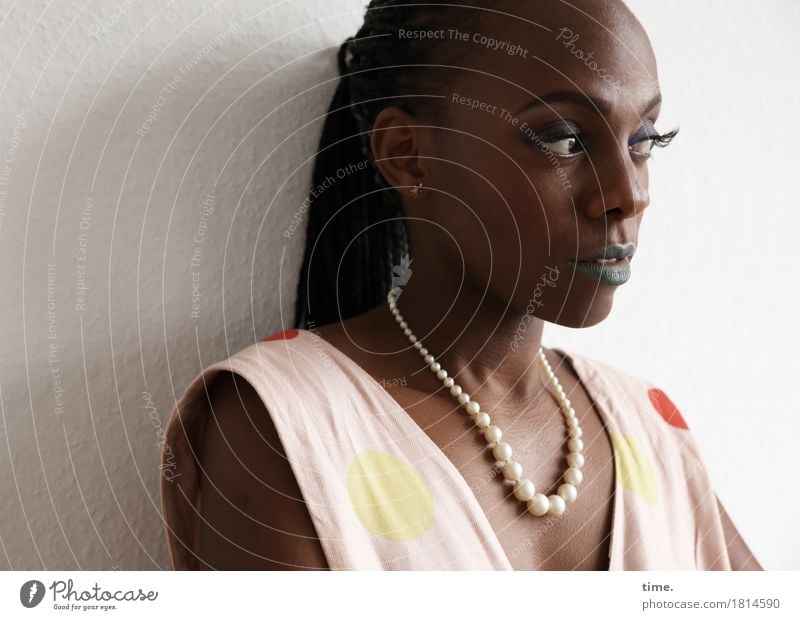 . feminin 1 Mensch Kleid Schmuck Halskette schwarzhaarig langhaarig Rastalocken beobachten Denken Blick warten ästhetisch elegant Neugier schön Gefühle