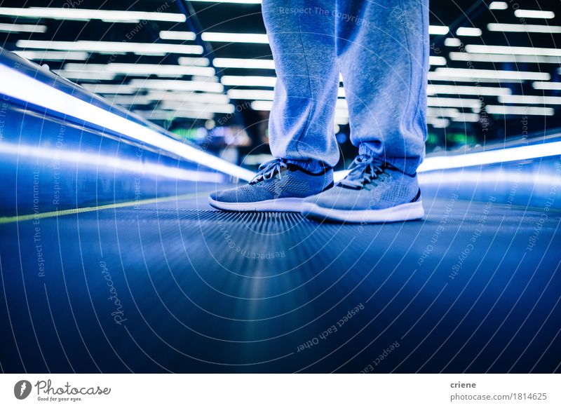 Abschluss oben der Turnschuhe, die auf Rolltreppe nachts mit Lichtern stehen Lifestyle Stil Flughafen Verkehr Abflughalle Mode Schuhe Bewegung modern blau