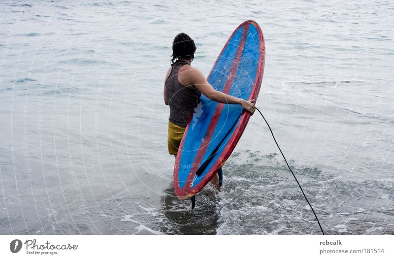 Surfin Safari Farbfoto Gedeckte Farben Außenaufnahme Textfreiraum links Kontrast Ferien & Urlaub & Reisen Sommer Sommerurlaub Meer Wellen Sport Surfen Surfer