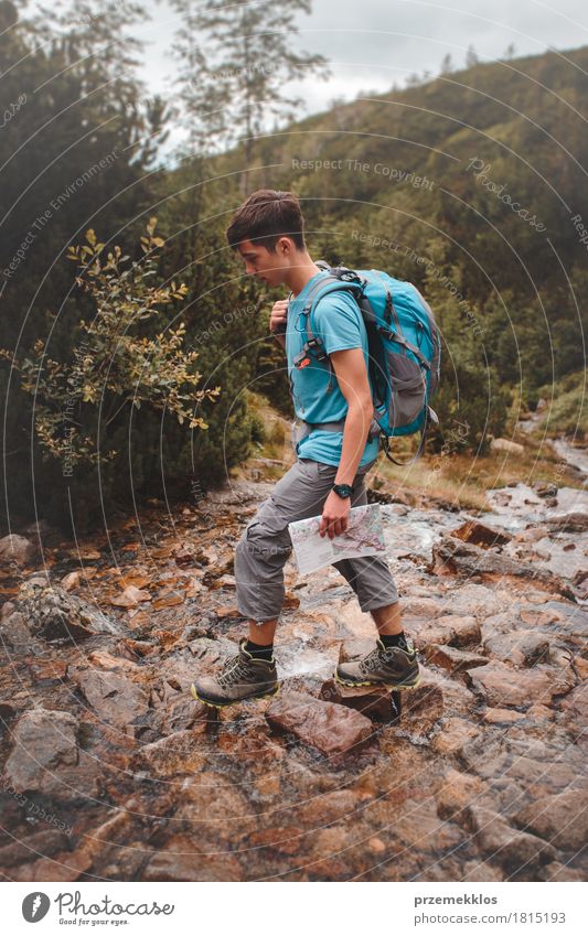 Junge, der über einen Gebirgsstrom geht Ferien & Urlaub & Reisen Abenteuer Freiheit Sommer Berge u. Gebirge wandern 1 Mensch 13-18 Jahre Jugendliche Natur Fluss