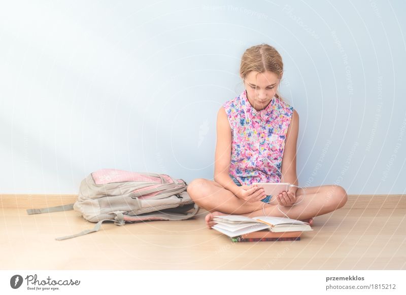 Schulmädchen liest ein Buch im Klassenzimmer Lifestyle lesen Bildung Schule Klassenraum Schulkind Schüler Studium Funktelefon Werkzeug Mädchen 1 Mensch