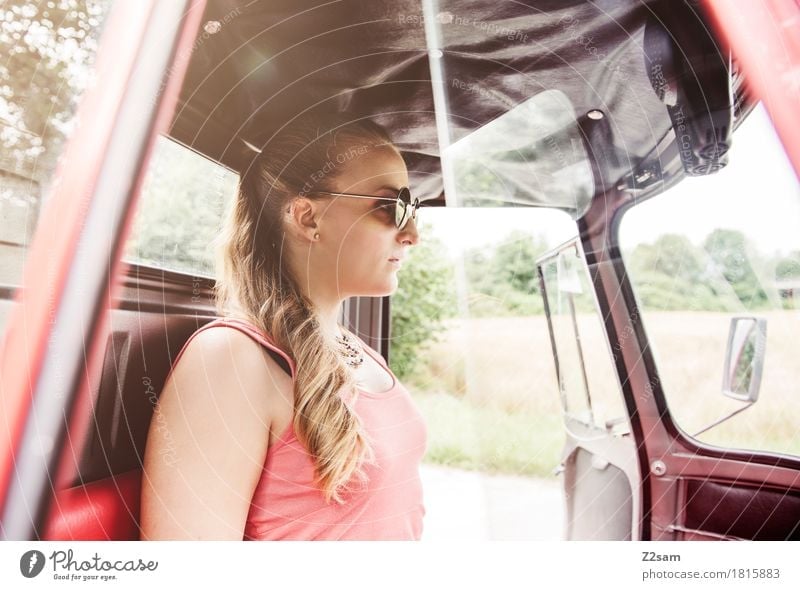 Ciao Ragazzi elegant Stil Sommer Junge Frau Jugendliche 18-30 Jahre Erwachsene Landschaft Schönes Wetter Fahrzeug PKW Mode Sonnenbrille blond langhaarig sitzen