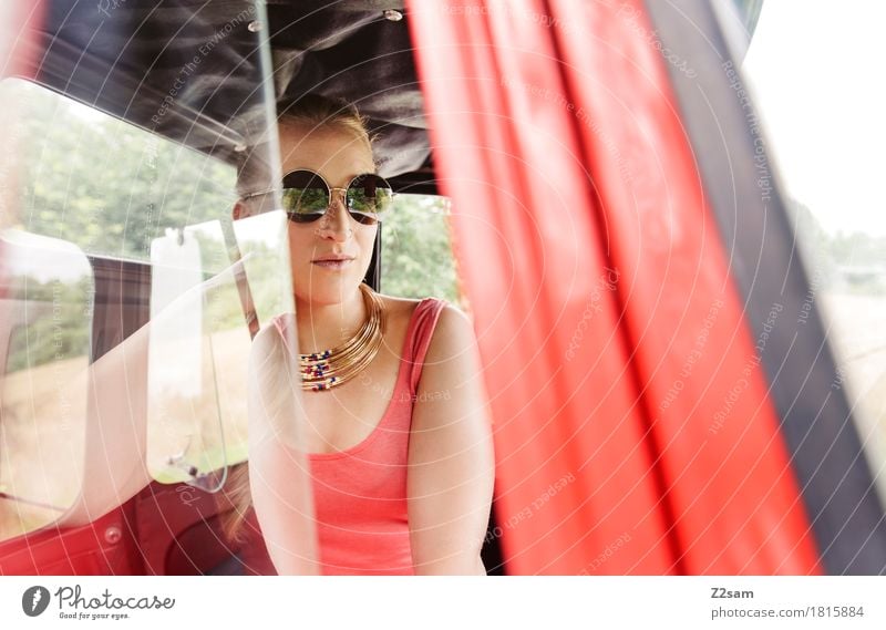 Ciao Ragazzi Lifestyle elegant Stil Sommer Junge Frau Jugendliche 18-30 Jahre Erwachsene Schönes Wetter Verkehrsmittel PKW Kleinmotorrad Mode Kleid Sonnenbrille