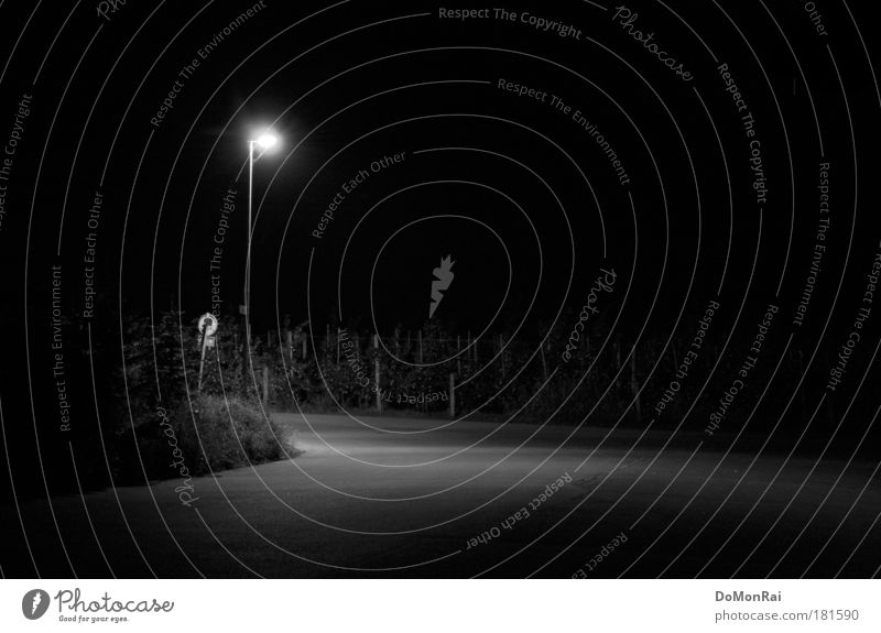 Soziophobie Technik & Technologie Energiewirtschaft Güttingen Schweiz Europa Platz Straße leuchten stehen dunkel kalt trist schwarz ruhig Sehnsucht Einsamkeit