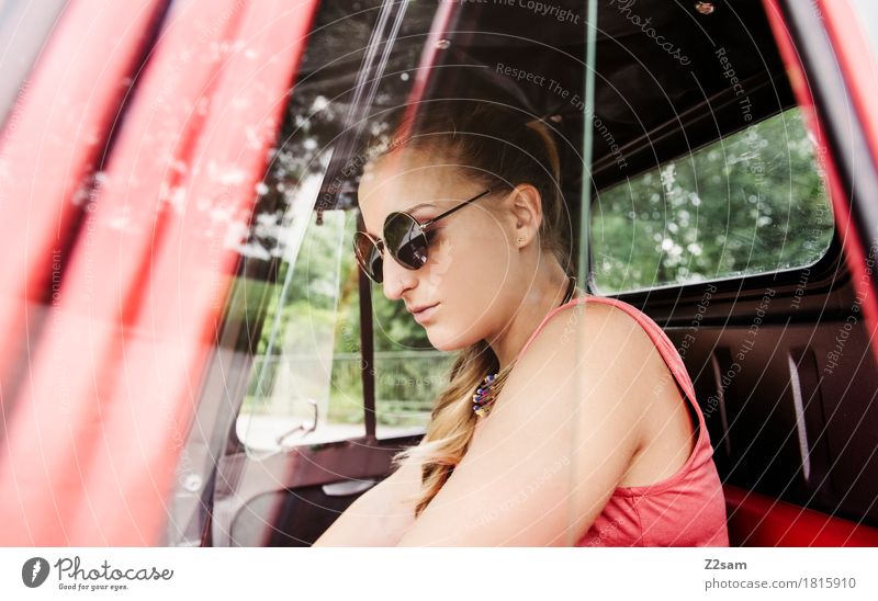Ciao Ragazzi Lifestyle elegant Stil Sommer Junge Frau Jugendliche 18-30 Jahre Erwachsene Fahrzeug PKW Mode Sonnenbrille blond langhaarig genießen träumen