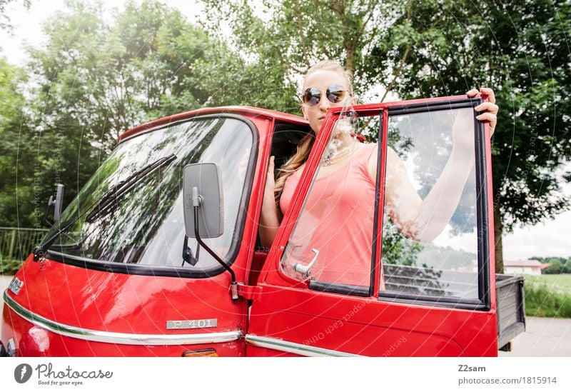 Ciao Ragazzi Lifestyle elegant Stil Sommer feminin Junge Frau Jugendliche 18-30 Jahre Erwachsene Landschaft Schönes Wetter Baum Autofahren PKW Mode Kleid