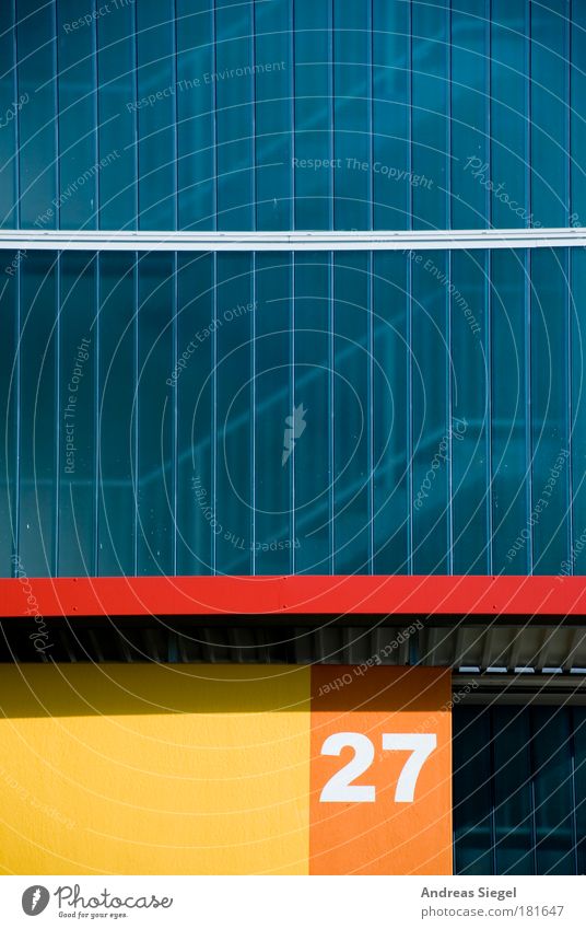 27 Farbfoto Außenaufnahme Detailaufnahme Menschenleer Textfreiraum oben Textfreiraum Mitte Tag Licht Schatten Kontrast Sonnenlicht Häusliches Leben Wohnung Haus