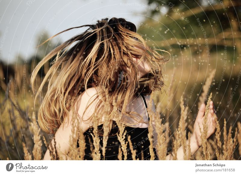Tanz im Felde – Frau schüttelt Haare im Feld Farbfoto Außenaufnahme Licht Sonnenlicht Schwache Tiefenschärfe Oberkörper Lifestyle elegant Stil Freude Glück