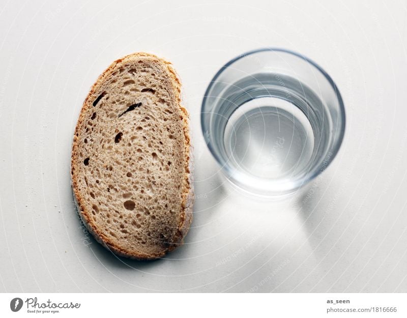 Wasser und Brot Lebensmittel Ernährung Vegetarische Ernährung Diät Fasten Getränk Wasserglas Mineralwasser Glas ruhig Fastenzeit liegen stehen authentisch