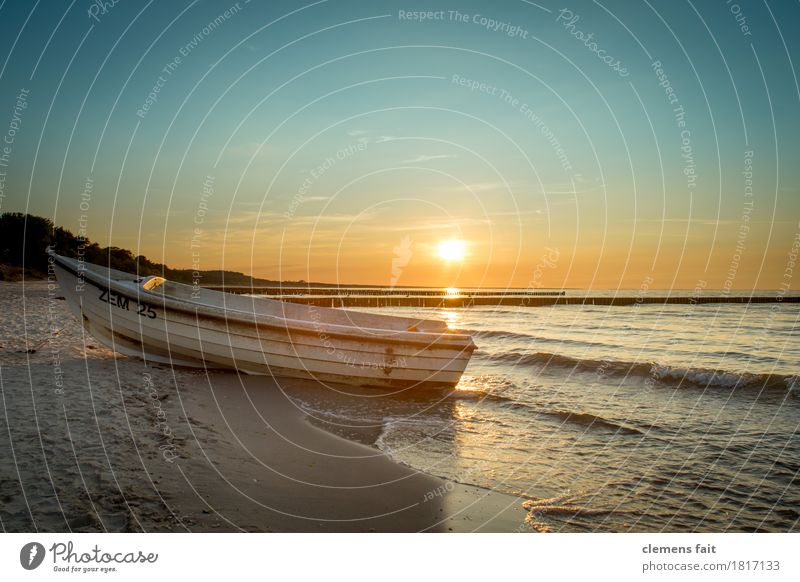 Guten Abend Usedom Insel Ostsee Meer ruhig Erholung genießen Blauer Himmel Sand Strand Sandstrand Sonne hell Wolkenloser Himmel Fischerboot Wasserfahrzeug