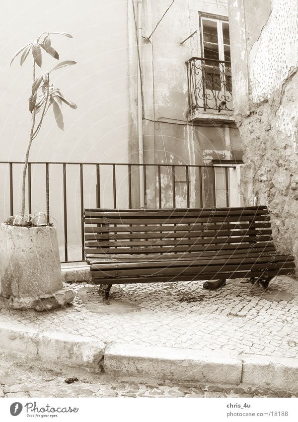 Sit down and have a rest Portugal Lissabon Dinge Stadtteil Alfama typisches Straßenbild