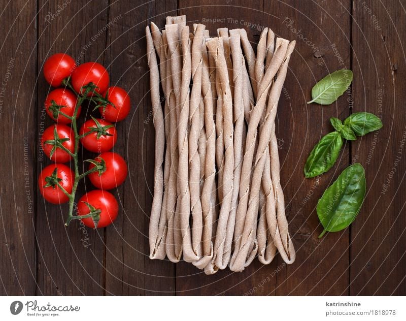 Rohe italienische Pasta, Basilikum und Gemüse Teigwaren Backwaren Kräuter & Gewürze Ernährung Vegetarische Ernährung Diät Italienische Küche Tisch Blatt dunkel