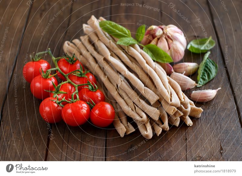 Vollkornnudeln, Gemüse und Kräuter Teigwaren Backwaren Kräuter & Gewürze Vegetarische Ernährung Italienische Küche frisch Gesundheit braun grün rot Tradition