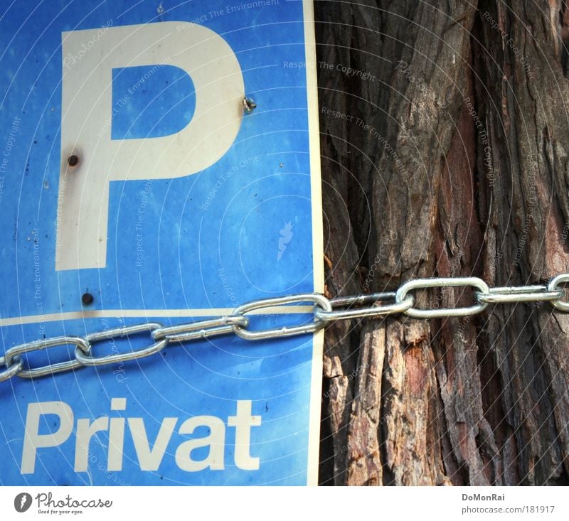 Privatbaum Baum Holz Metall Schriftzeichen Schilder & Markierungen Hinweisschild Warnschild alt dehydrieren trocken blau braun weiß Zukunftsangst Kultur
