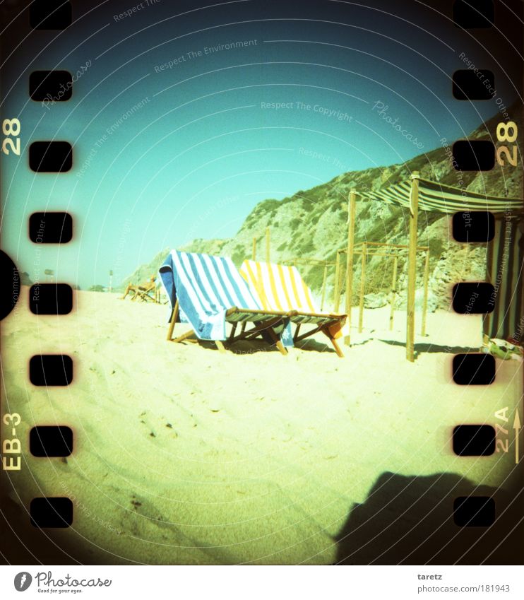 einladend Wohlgefühl Zufriedenheit ruhig Sommer Sommerurlaub Strand Sand Lebensfreude Felsen Liegestuhl Streifen Wetterschutz Schönes Wetter Vignettierung