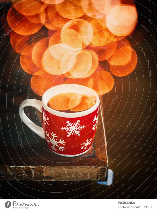 Winter Schneeflocken Tasse mit heißem Tee und Bokeh Getränk Heißgetränk Lifestyle Design Häusliches Leben Wohnung Büro retro Duft Stil aromatisch Teetasse Tisch