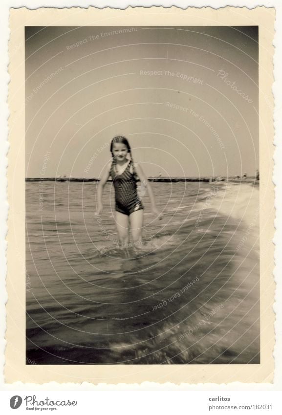 Sommer 1937 Schwarzweißfoto Außenaufnahme Blick in die Kamera Schwimmen & Baden Ferien & Urlaub & Reisen Sommerurlaub Strand Meer Wellen Mädchen 8-13 Jahre Kind