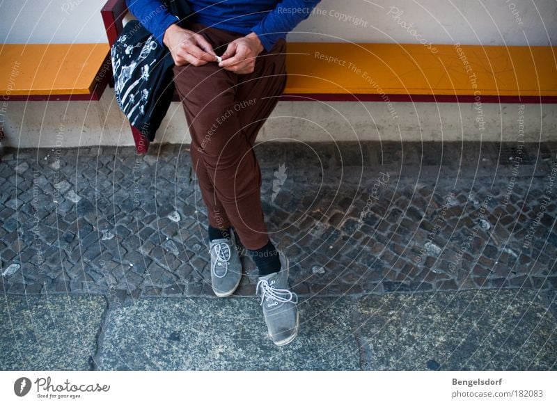 Berlin fashion Lifestyle Stil Mensch Junger Mann Jugendliche Beine 1 Mode Hose Turnschuh Accessoire Tasche Beutel Schuhe einzigartig trendy Farbfoto