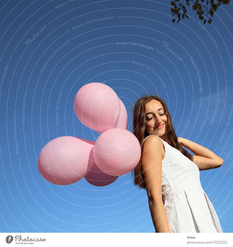 . feminin 1 Mensch Himmel Blatt Kleid brünett langhaarig Luftballon Erholung festhalten Lächeln schön Glück Zufriedenheit Lebensfreude Leidenschaft Geborgenheit