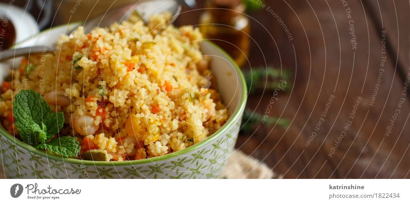 Couscous mit Garnelen und Gemüse Meeresfrüchte Getreide Mittagessen Abendessen Schalen & Schüsseln braun gelb Tradition Afrika Afrikanisch Algerier Arabien