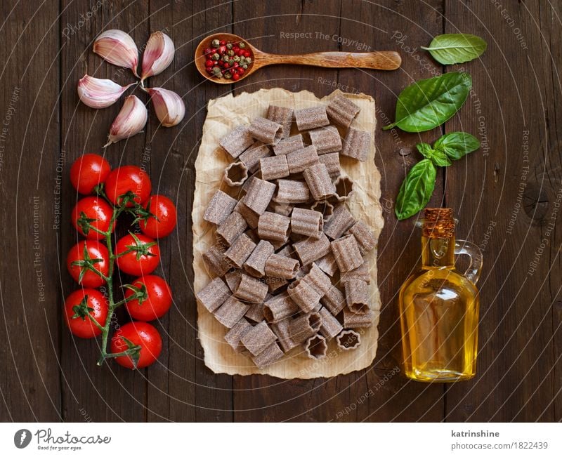 Vollkornnudeln, Gemüse, Kräuter und Olivenöl Teigwaren Backwaren Kräuter & Gewürze Öl Vegetarische Ernährung Diät Italienische Küche Flasche Tisch Blatt dunkel