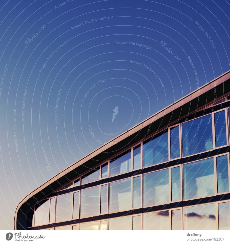 Teil eines verglasten Gebäudes mit strahlend blauem Himmel Farbfoto Außenaufnahme Menschenleer Textfreiraum links Textfreiraum oben Abend Dämmerung Kontrast