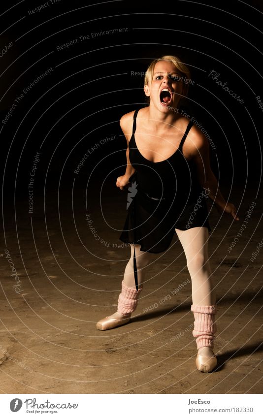 tiger-style Farbfoto Kunstlicht Blitzlichtaufnahme Ganzkörperaufnahme Blick feminin Junge Frau Jugendliche Erwachsene Leben Bühne Schauspieler Tanzen