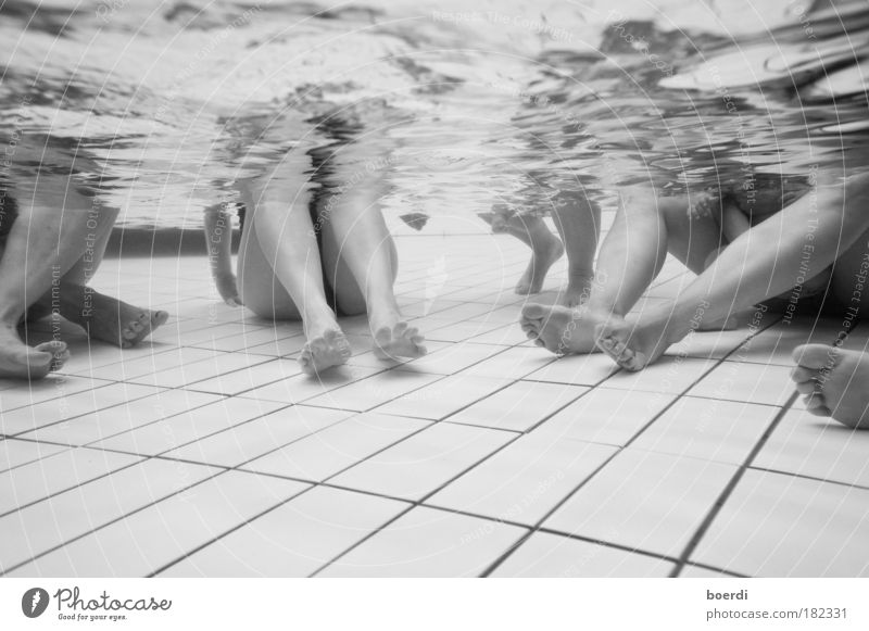 ~ 6 feet under Schwarzweißfoto Unterwasseraufnahme Kunstlicht Starke Tiefenschärfe Weitwinkel Veranstaltung Schwimmbad Leben Beine Fuß 3 Mensch Wasser