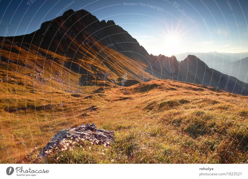 Herbstsonnenaufgang in den felsigen Alpen, Österreich Ferien & Urlaub & Reisen Sonne Berge u. Gebirge Natur Landschaft Himmel Wiese Felsen gold Gelassenheit